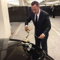 Tom Hanks “cola” estatueta no capô do carro para comemorar Emmy